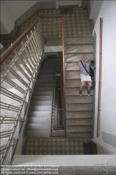 Viennaslide-62000004 Junger Mann mit Laptop im Stiegenhaus - Young Man with Laptop at Staircase