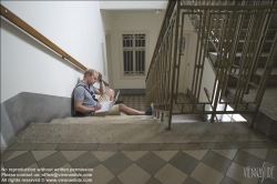 Viennaslide-62000006 Junger Mann mit Laptop im Stiegenhaus - Young Man with Laptop at Staircase