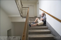 Viennaslide-62000008 Junger Mann mit Laptop im Stiegenhaus - Young Man with Laptop at Staircase