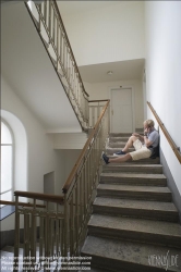 Viennaslide-62000009 Junger Mann mit Laptop im Stiegenhaus - Young Man with Laptop at Staircase