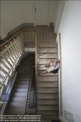 Viennaslide-62000010 Junger Mann mit Laptop im Stiegenhaus - Young Man with Laptop at Staircase