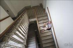 Viennaslide-62000011 Junger Mann mit Laptop im Stiegenhaus - Young Man with Laptop at Staircase