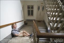 Viennaslide-62000012 Junger Mann mit Laptop im Stiegenhaus - Young Man with Laptop at Staircase