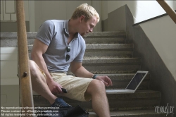 Viennaslide-62000017 Junger Mann mit Laptop im Stiegenhaus - Young Man with Laptop, Staircase