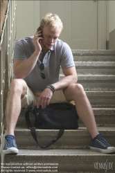 Viennaslide-62000019 Junger Mann wartet im Stiegenhaus - Young Man waiting in Staircase