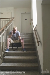 Viennaslide-62000020 Junger Mann wartet im Stiegenhaus - Young Man waiting in Staircase