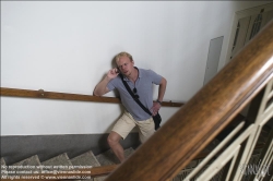 Viennaslide-62000024 Junger Mann telefoniert im Stiegenhaus - Young Man with Cell Phone at Staircase