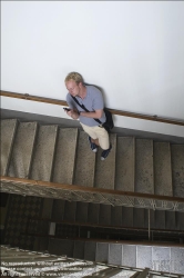 Viennaslide-62000025 Junger Mann telefoniert im Stiegenhaus - Young Man with Cell Phone at Staircase