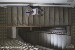 Viennaslide-62000028 Junger Mann mit Laptop im Stiegenhaus - Young Man with Laptop, Staircase