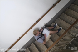 Viennaslide-62000029 Junger Mann mit Laptop im Stiegenhaus - Young Man with Laptop, Staircase