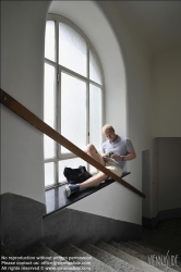 Viennaslide-62000031 Junger Mann mit Laptop im Stiegenhaus - Young Man with Laptop, Staircase