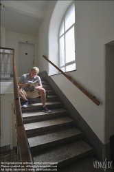 Viennaslide-62000034 Junger Mann mit Laptop im Stiegenhaus - Young Man with Laptop, Staircase