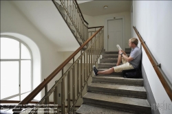 Viennaslide-62000035 Junger Mann mit Laptop im Stiegenhaus - Young Man with Laptop, Staircase