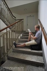 Viennaslide-62000036 Junger Mann mit Laptop im Stiegenhaus - Young Man with Laptop, Staircase