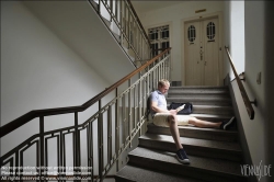 Viennaslide-62000037 Junger Mann mit Laptop im Stiegenhaus - Young Man with Laptop, Staircase