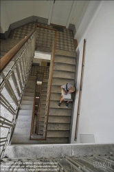 Viennaslide-62000042 Junger Mann mit Laptop im Stiegenhaus - Young Man with Laptop, Staircase