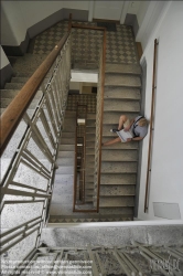 Viennaslide-62000043 Junger Mann mit Laptop im Stiegenhaus - Young Man with Laptop, Staircase