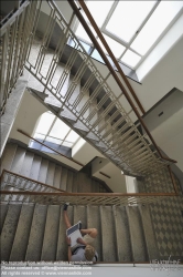 Viennaslide-62000044 Junger Mann mit Laptop im Stiegenhaus - Young Man with Laptop, Staircase