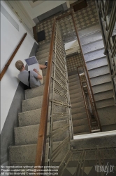 Viennaslide-62000045 Junger Mann mit Laptop im Stiegenhaus - Young Man with Laptop, Staircase