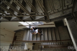 Viennaslide-62000046 Junger Mann mit Laptop im Stiegenhaus - Young Man with Laptop, Staircase