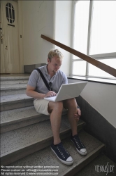 Viennaslide-62000048 Junger Mann mit Laptop im Stiegenhaus - Young Man with Laptop, Staircase