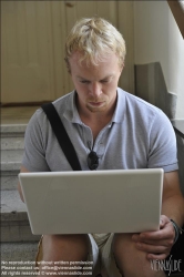 Viennaslide-62000049 Junger Mann mit Laptop im Stiegenhaus - Young Man with Laptop, Staircase