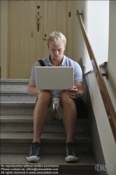 Viennaslide-62000050 Junger Mann mit Laptop im Stiegenhaus - Young Man with Laptop, Staircase