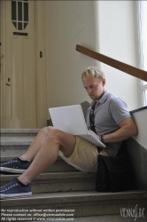 Viennaslide-62000051 Junger Mann mit Laptop im Stiegenhaus - Young Man with Laptop, Staircase