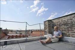 Viennaslide-62000061 Junger Mann mit Laptop am Flachdach - Young Man with Computer on the Roof