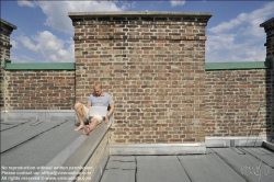 Viennaslide-62000062 Junger Mann mit Laptop am Flachdach - Young Man with Computer on the Roof