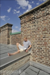 Viennaslide-62000063 Junger Mann mit Laptop am Flachdach - Young Man with Computer on the Roof