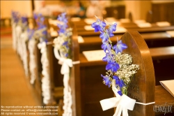 Viennaslide-63410171 Blumenschmuck in einer Kirche - Flower arrangement in a church