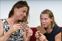 Viennaslide-64710343 Mutter und Tochter essen Schokolade - Mother and Daughter eating Chocolate