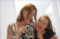 Viennaslide-64710344 Mutter und Tochter schlecken einen Lolly - Mother and Daughter nibbling a Lollypop