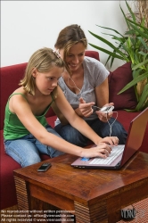 Viennaslide-64710353 Mutter und Tochter mit Laptop und Ipod - Mother and Daughter with laptop and Ipod