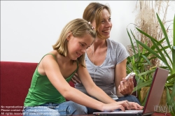 Viennaslide-64710354 Mutter und Tochter mit Laptop und Ipod - Mother and Daughter with laptop and Ipod