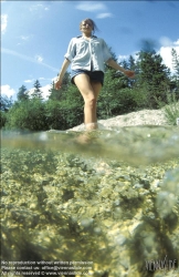 Viennaslide-67411702 Mädchen im Wasser, Kneippkur - Girl in River, Kneipp Therapy