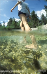 Viennaslide-67411703 Mädchen im Wasser, Kneippkur - Girl in River, Kneipp Therapy