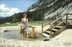 Viennaslide-67411720 Mädchen im Wasser, Kneippkur - Girl in River, Kneipp Therapy