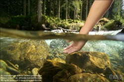 Viennaslide-67411733 Mädchen im Wasser, Kneippkur - Girl in River, Kneipp Therapy