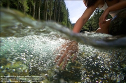 Viennaslide-67411737 Mädchen im Wasser, Kneippkur - Girl in River, Kneipp Therapy