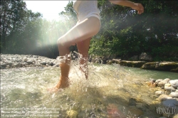 Viennaslide-67411738 Mädchen im Wasser, Kneippkur - Girl in River, Kneipp Therapy