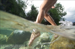 Viennaslide-67411747 Mädchen im Wasser, Kneippkur - Girl in River, Kneipp Therapy