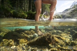 Viennaslide-67411760 Mädchen im Wasser, Kneippkur - Girl in River, Kneipp Therapy