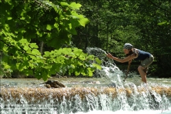 Viennaslide-67411764 Eine Frau am Wasserfall - One Woman at a Waterfall