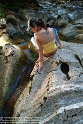 Viennaslide-67411765 Eine Frau am Wasserfall - One Woman at a Waterfall