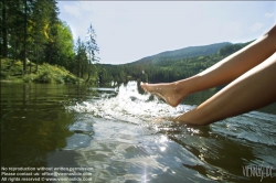 Viennaslide-67411780 Die Beine einer Frau im Wasser - Women's feet in fresh water