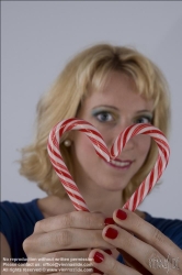 Viennaslide-72000101 Mädchen mit Süßigkeiten - Girl with Candy