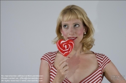 Viennaslide-72000112 Mädchen mit Süßigkeiten - Girl with Candy