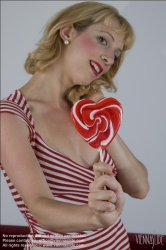 Viennaslide-72000113 Mädchen mit Süßigkeiten - Girl with Candy